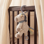 La peluche musicale Lino nomade 20 cm Noukie's accompagne bébé dès la naissance avec la douce Berceuse de Brahms. Compacte, légère et facile à emporter, elle fonctionne sans piles grâce à son mécanisme à traction. Un compagnon idéal pour rassurer bébé et instaurer une routine de sommeil aussi bien à la maison qu'en déplacement. Peluche musicale Lino nomade 20 cm Noukie's avec Berceuse de Brahms, idéale dès la naissance pour apaiser bébé à la maison comme en déplacement.