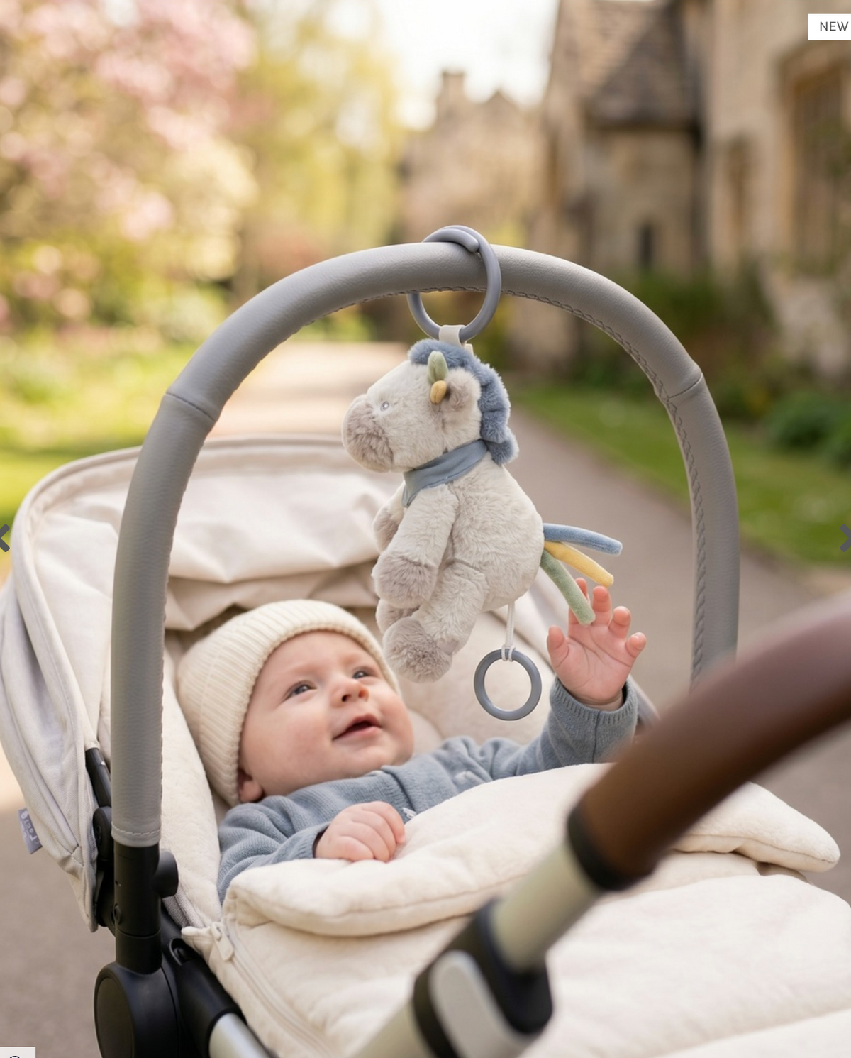 La peluche musicale Lino nomade 20 cm Noukie's accompagne bébé dès la naissance avec la douce Berceuse de Brahms. Compacte, légère et facile à emporter, elle fonctionne sans piles grâce à son mécanisme à traction. Un compagnon idéal pour rassurer bébé et instaurer une routine de sommeil aussi bien à la maison qu'en déplacement. Peluche musicale Lino nomade 20 cm Noukie's avec Berceuse de Brahms, idéale dès la naissance pour apaiser bébé à la maison comme en déplacement.