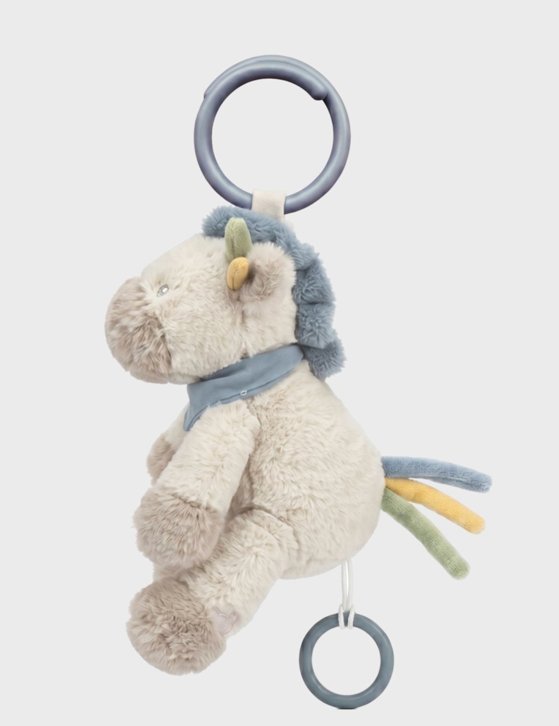 La peluche musicale Lino nomade 20 cm Noukie's accompagne bébé dès la naissance avec la douce Berceuse de Brahms. Compacte, légère et facile à emporter, elle fonctionne sans piles grâce à son mécanisme à traction. Un compagnon idéal pour rassurer bébé et instaurer une routine de sommeil aussi bien à la maison qu'en déplacement. Peluche musicale Lino nomade 20 cm Noukie's avec Berceuse de Brahms, idéale dès la naissance pour apaiser bébé à la maison comme en déplacement.