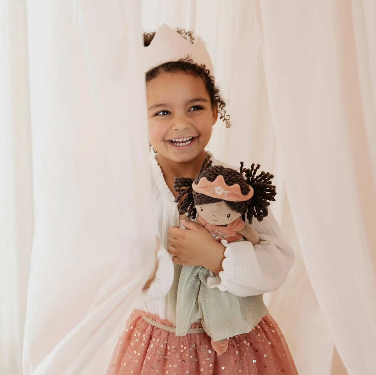 Poupée princesse 35 cm douce et souple. Idéale dès 12 mois pour stimuler l’imagination et les jeux féeriques.