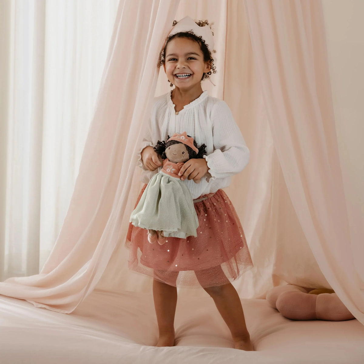 Poupée princesse 35 cm douce et souple. Idéale dès 12 mois pour stimuler l’imagination et les jeux féeriques.