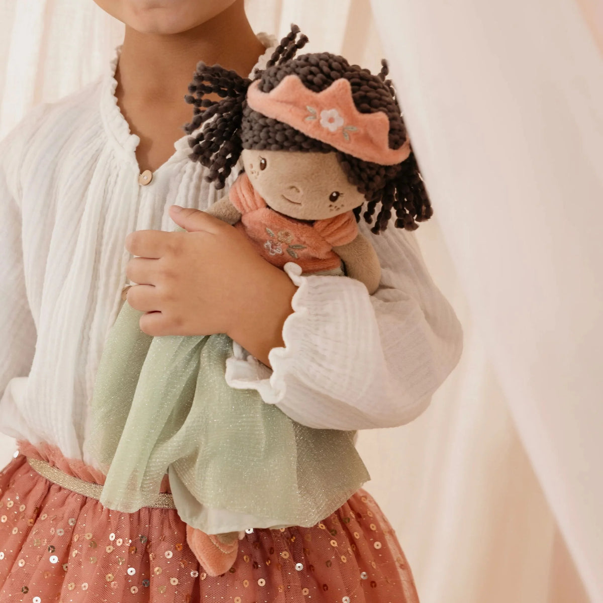 Poupée princesse 35 cm douce et souple. Idéale dès 12 mois pour stimuler l’imagination et les jeux féeriques.