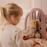 Poupée en peluche 35 cm toute douce dès 12 mois. Doudou rassurant pour câlins, jeux calmes et imagination.