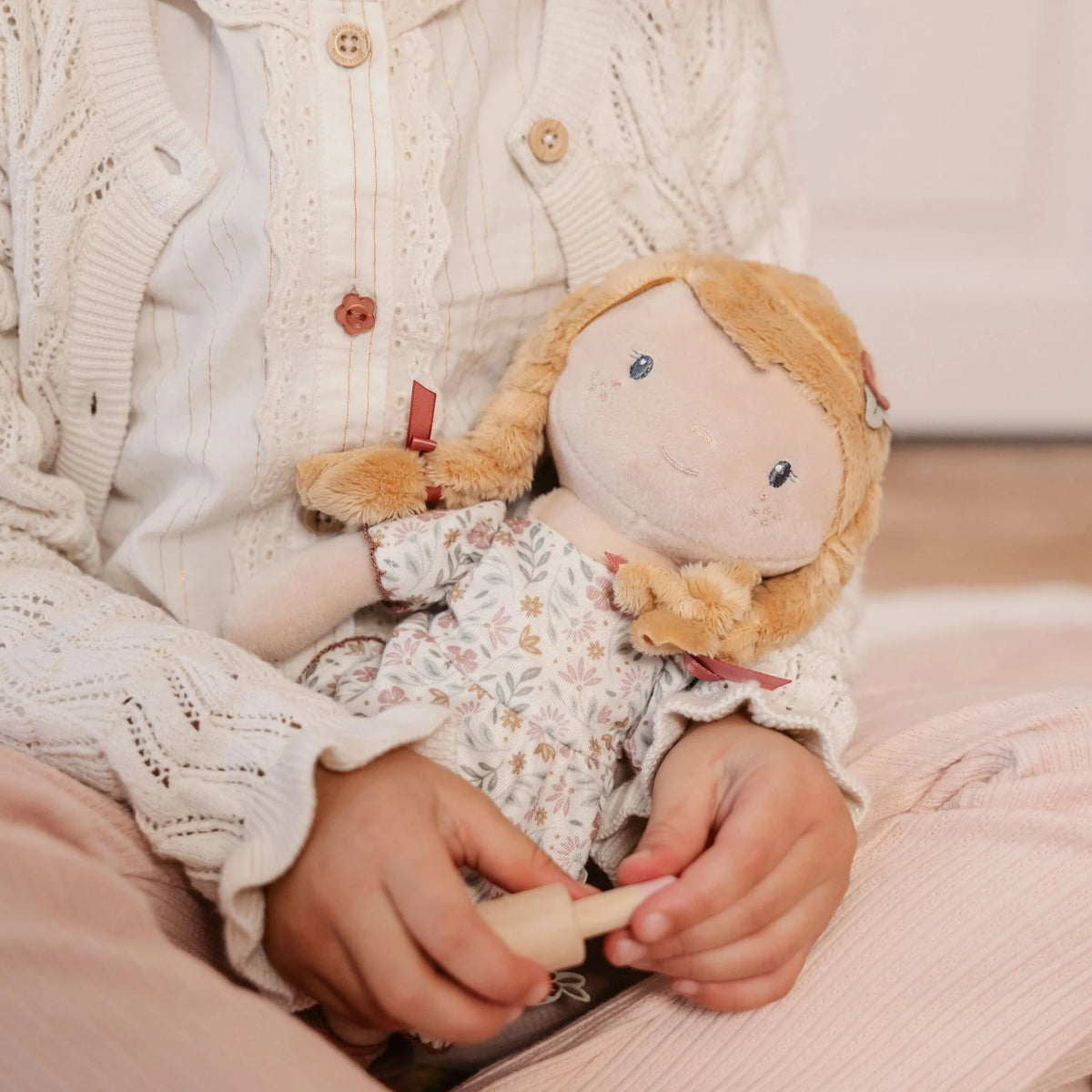Poupée en peluche 35 cm toute douce dès 12 mois. Doudou rassurant pour câlins, jeux calmes et imagination.