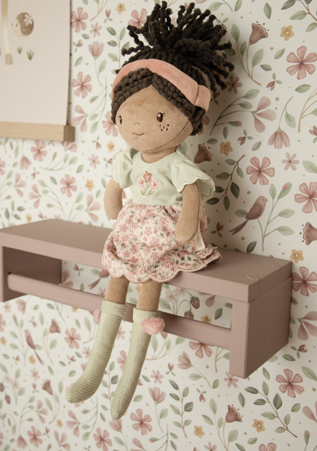 Poupée en tissu 35 cm douce et moelleuse, idéale dès 12 mois. Compagne rassurante pour le jeu et les câlins.