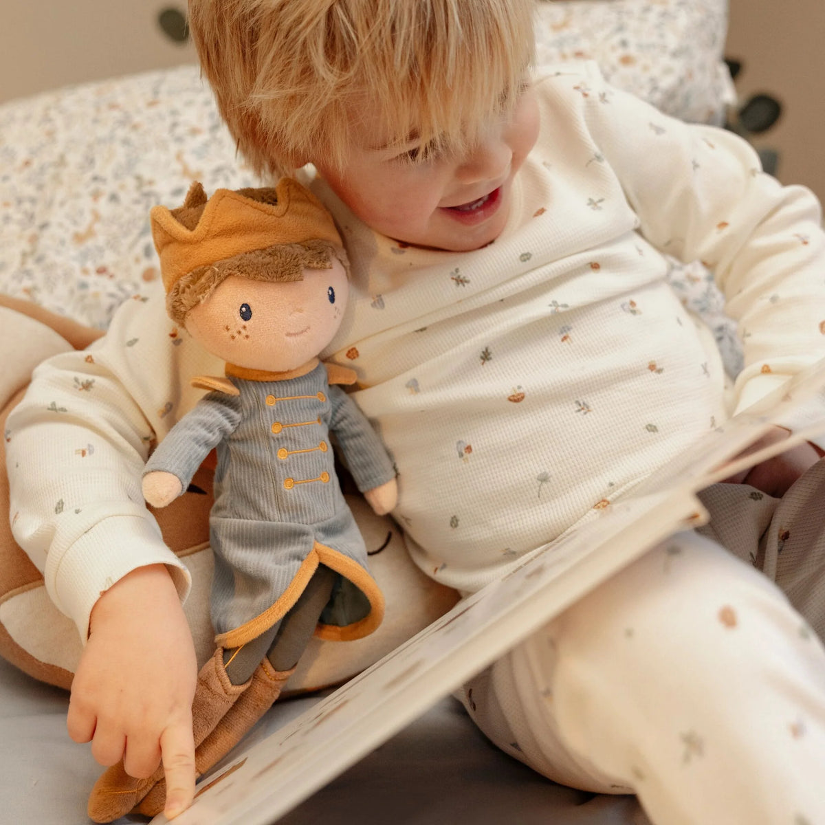 Poupée en tissu 35 cm Prince Jim, douce et royale. Idéale dès 12 mois pour stimuler l’imagination. Une belle poupée souple pour un bébé de 1 an