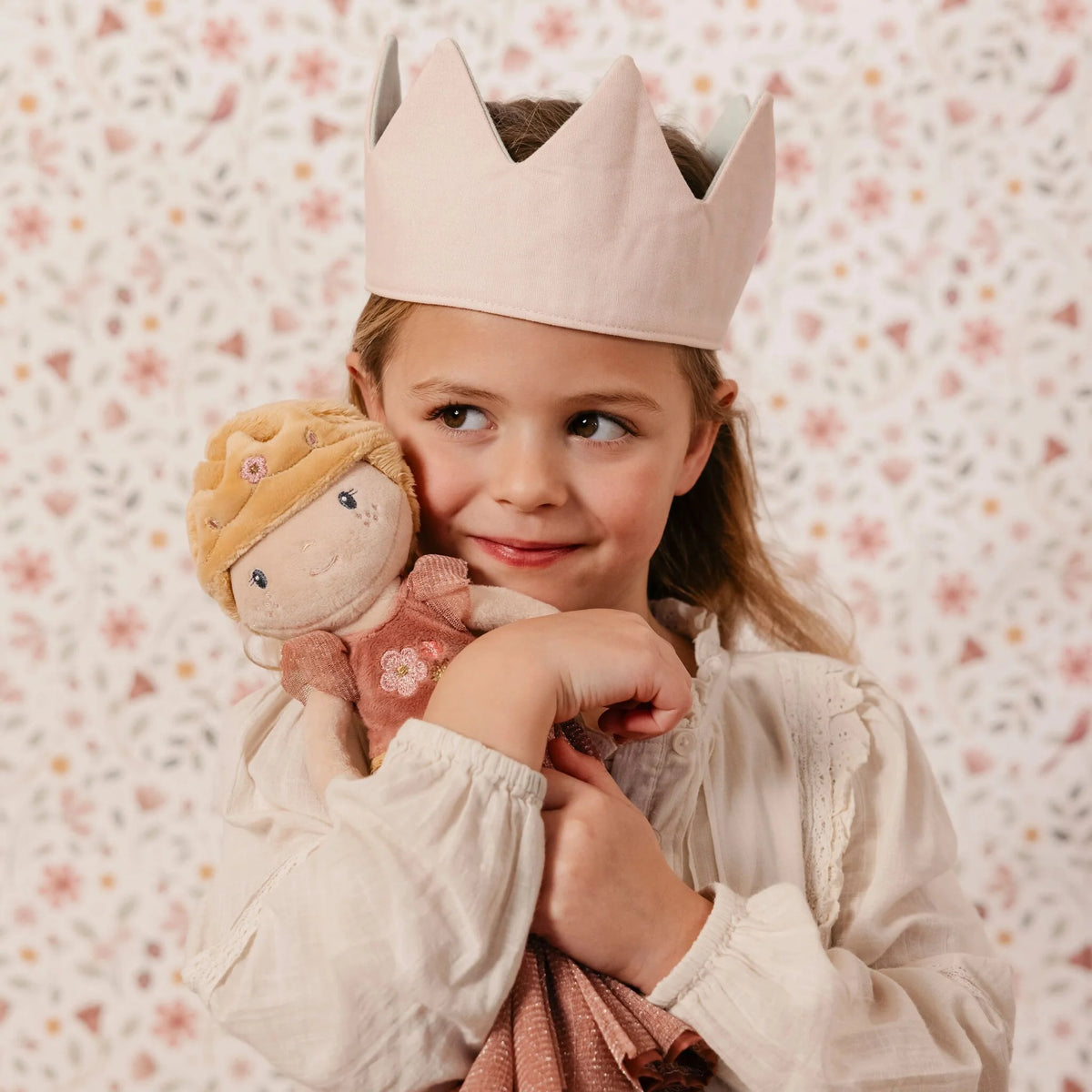 Poupée princesse 35 cm douce et souple. Idéale dès 12 mois pour stimuler l’imagination et les jeux féeriques.
