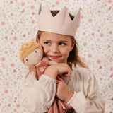 Poupée princesse 35 cm douce et souple. Idéale dès 12 mois pour stimuler l’imagination et les jeux féeriques.