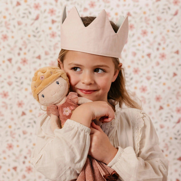 Poupée princesse 35 cm douce et souple. Idéale dès 12 mois pour stimuler l’imagination et les jeux féeriques.