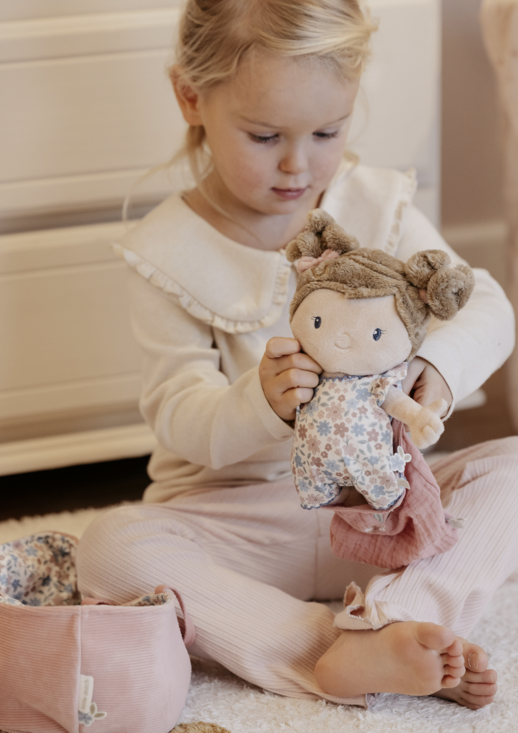 Poupon avec couffin et accessoires – Bébé Rosa 12 mois+