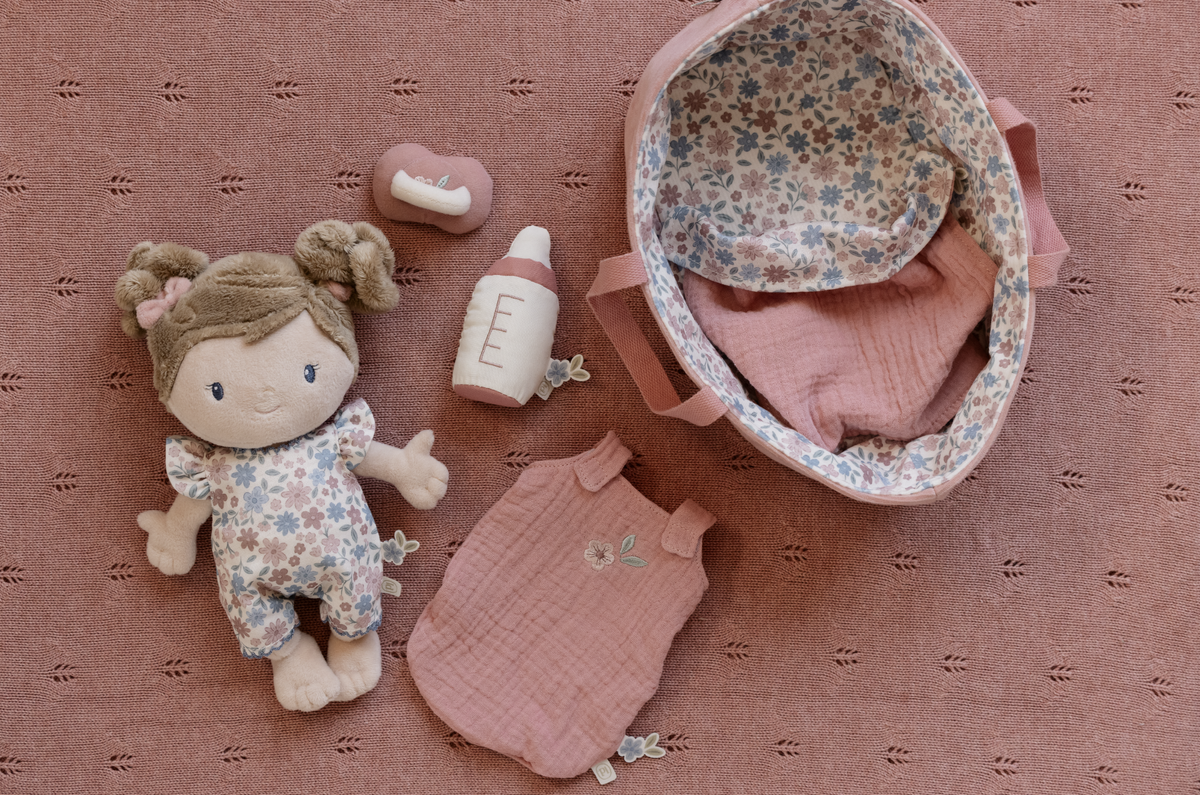 Poupon avec couffin et accessoires – Bébé Rosa 12 mois+