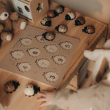 Découvrez Mes Dames 🐞, un puzzle Montessori en bois pour développer motricité, reconnaissance des formes et premiers chiffres dès 3 ans.