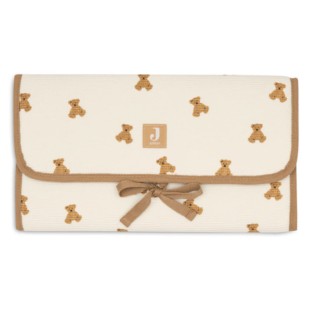 Découvrez le tapis à langer nomade Mini Teddy Bear : idéal pour changer bébé partout, compact, confortable et facile à nettoyer. Un indispensable pour les sorties et la valise maternité !
