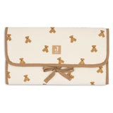 Découvrez le tapis à langer nomade Mini Teddy Bear : idéal pour changer bébé partout, compact, confortable et facile à nettoyer. Un indispensable pour les sorties et la valise maternité !