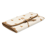 Découvrez le tapis à langer nomade Mini Teddy Bear : idéal pour changer bébé partout, compact, confortable et facile à nettoyer. Un indispensable pour les sorties et la valise maternité !
