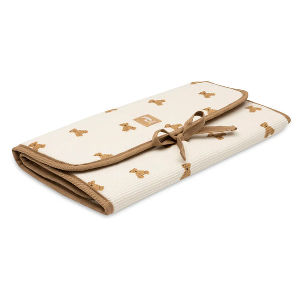 Découvrez le tapis à langer nomade Mini Teddy Bear : idéal pour changer bébé partout, compact, confortable et facile à nettoyer. Un indispensable pour les sorties et la valise maternité !