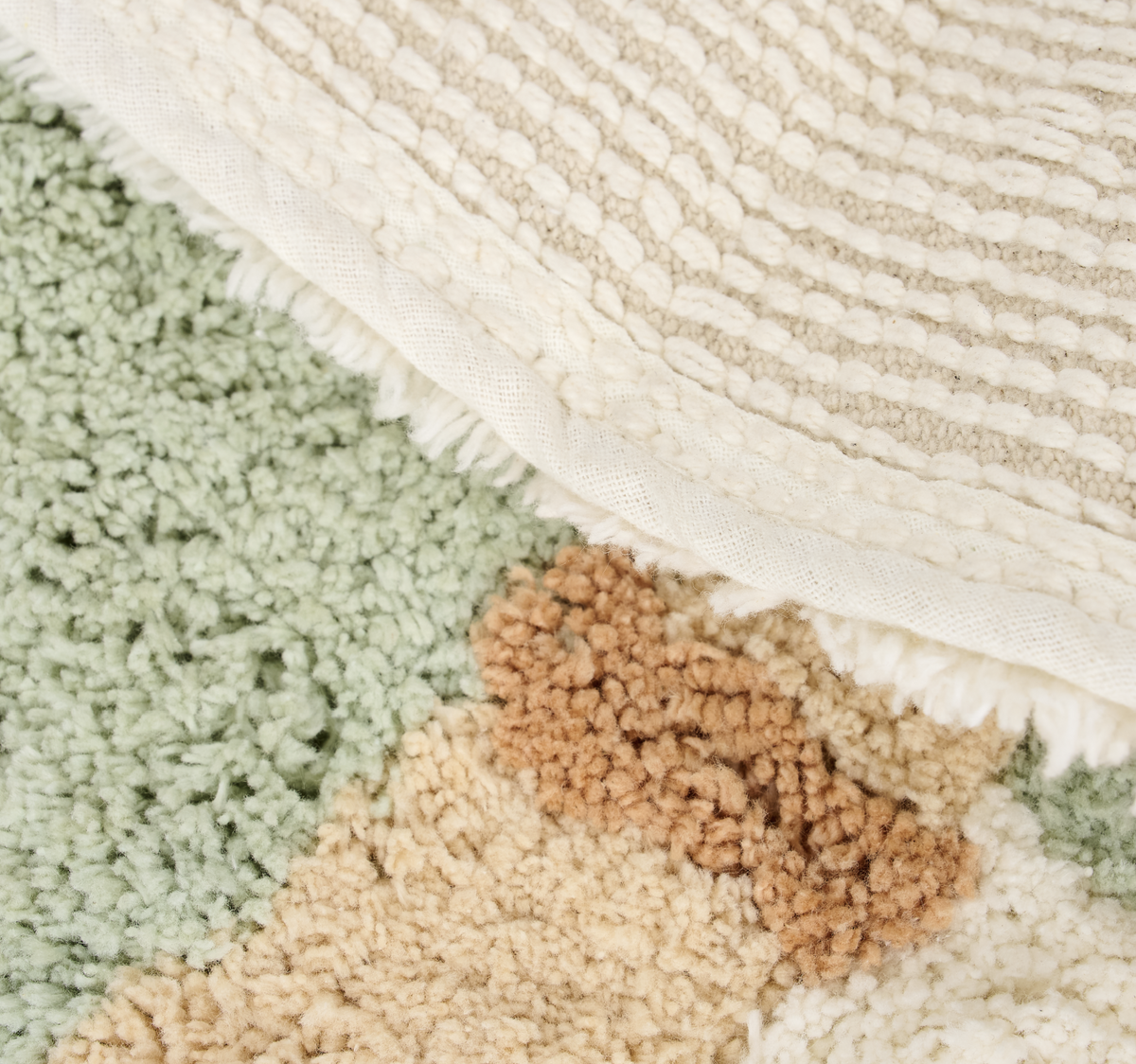 Tapis enfant crocodile en coton bio : le choix idéal pour une chambre chaleureuse, confortable et pleine de charme.