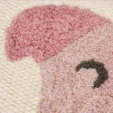Tapis enfant flamant rose en coton bio : l’allié parfait pour une chambre douce, chaleureuse et pleine de poésie.