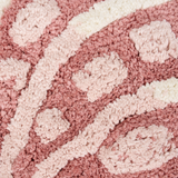 Tapis enfant flamant rose en coton bio : l’allié parfait pour une chambre douce, chaleureuse et pleine de poésie.