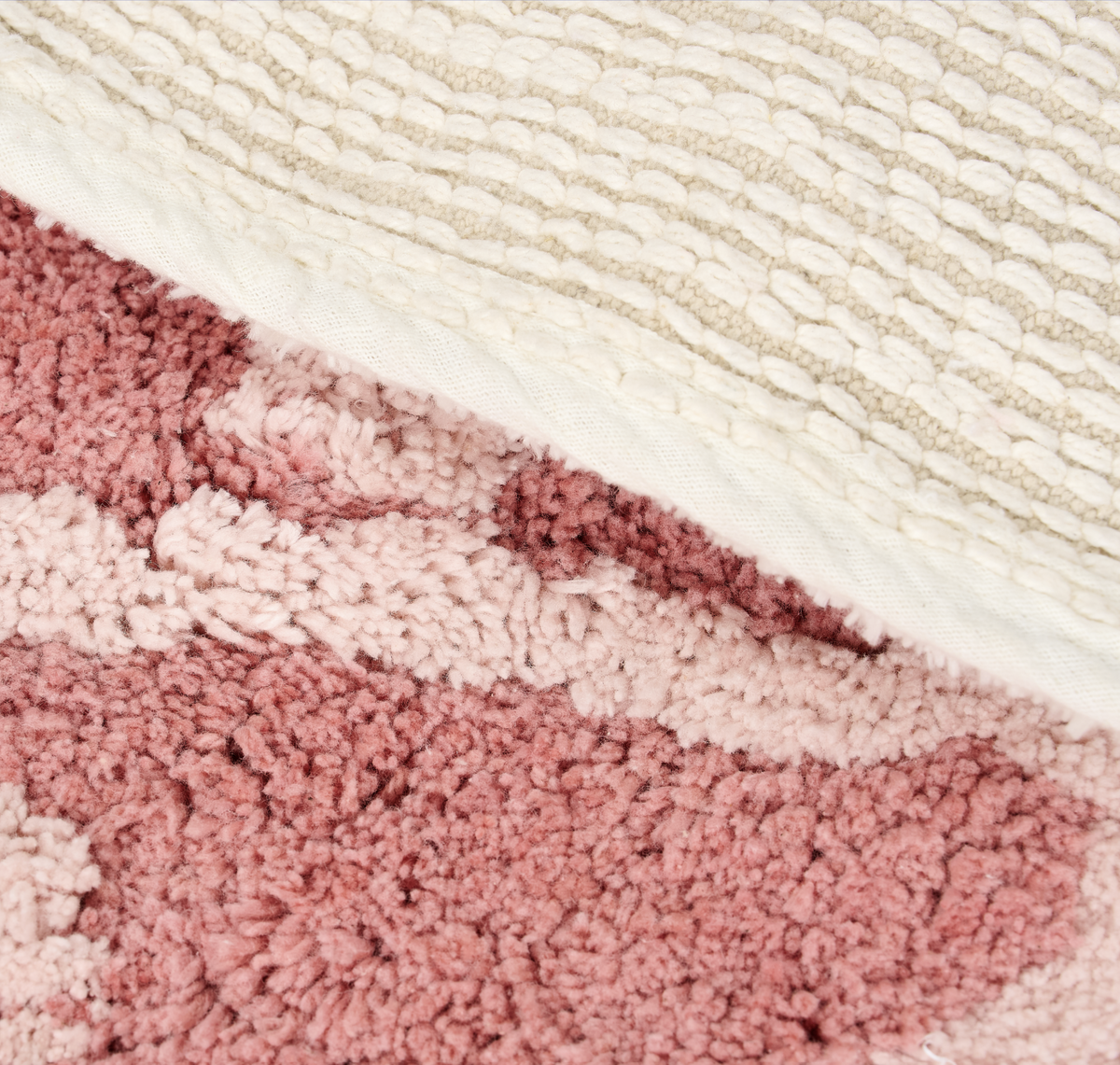 Tapis enfant flamant rose en coton bio : l’allié parfait pour une chambre douce, chaleureuse et pleine de poésie.