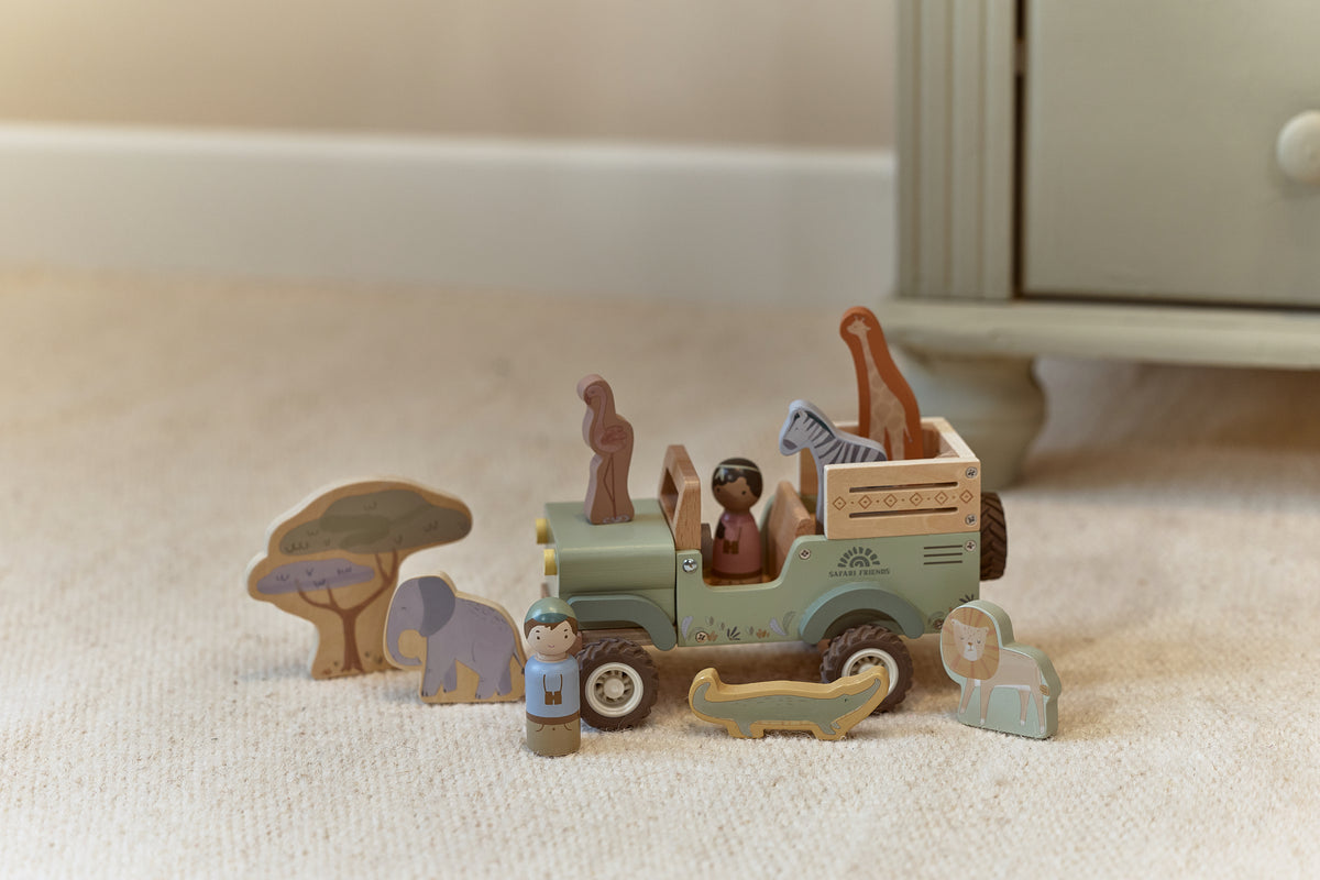 Coffret Safari Friends avec voiture de safari, animaux et personnages en bois FSC. Un jouet idéal pour développer l’imagination dès 12 mois. LITTLE DUTCH