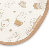 Lot de 5 bavoirs bébé imperméables Miffy Family Farm avec velcro pratique. Protégez les vêtements de bébé et facilitez les repas. Motifs colorés et adorables.