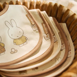 Lot de 5 bavoirs bébé imperméables Miffy Family Farm avec velcro pratique. Protégez les vêtements de bébé et facilitez les repas. Motifs colorés et adorables.