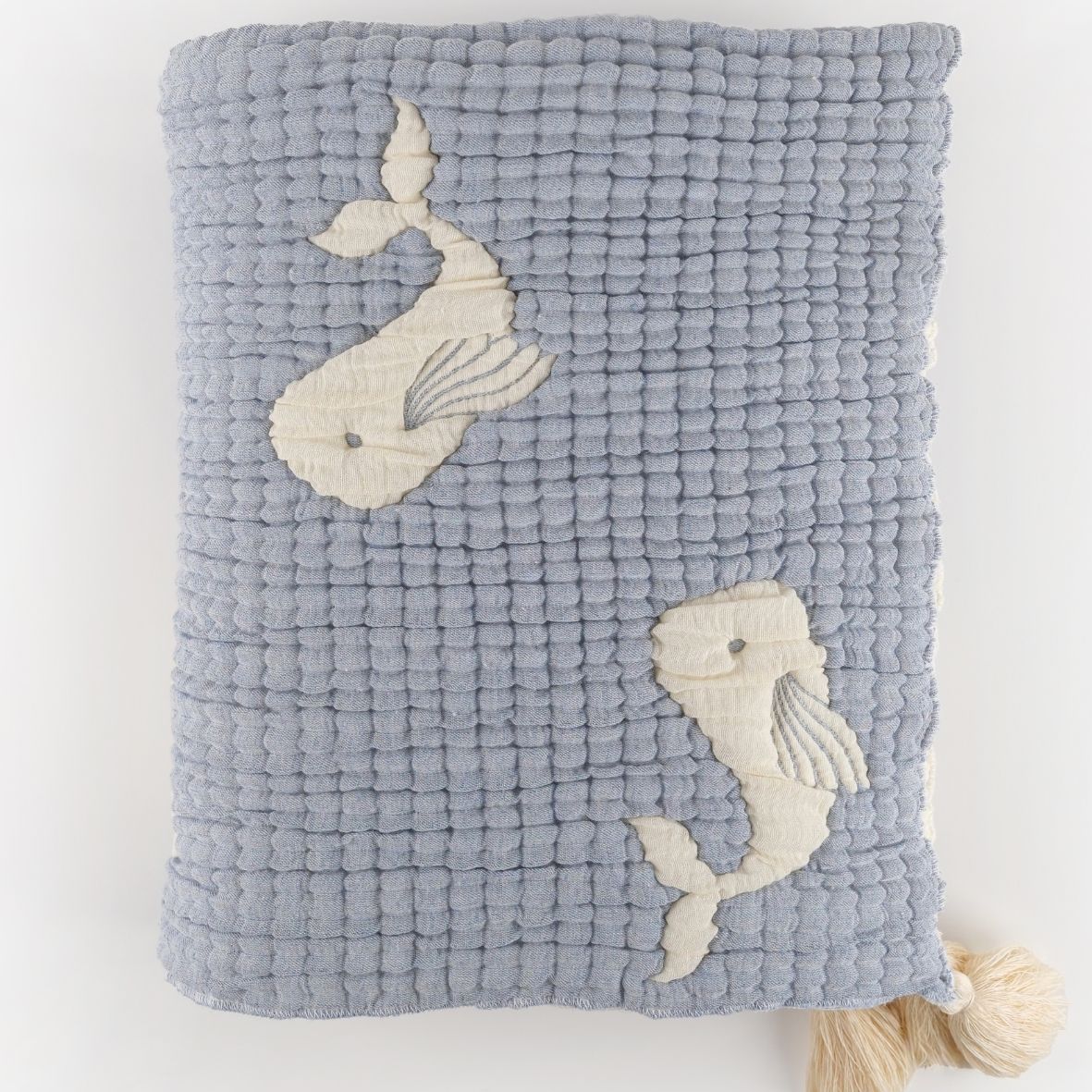 Couverture bébé en mousseline matelassée – Motif baleine en relief LA MARRAINE