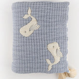 Couverture bébé en mousseline matelassée – Motif baleine en relief LA MARRAINE
