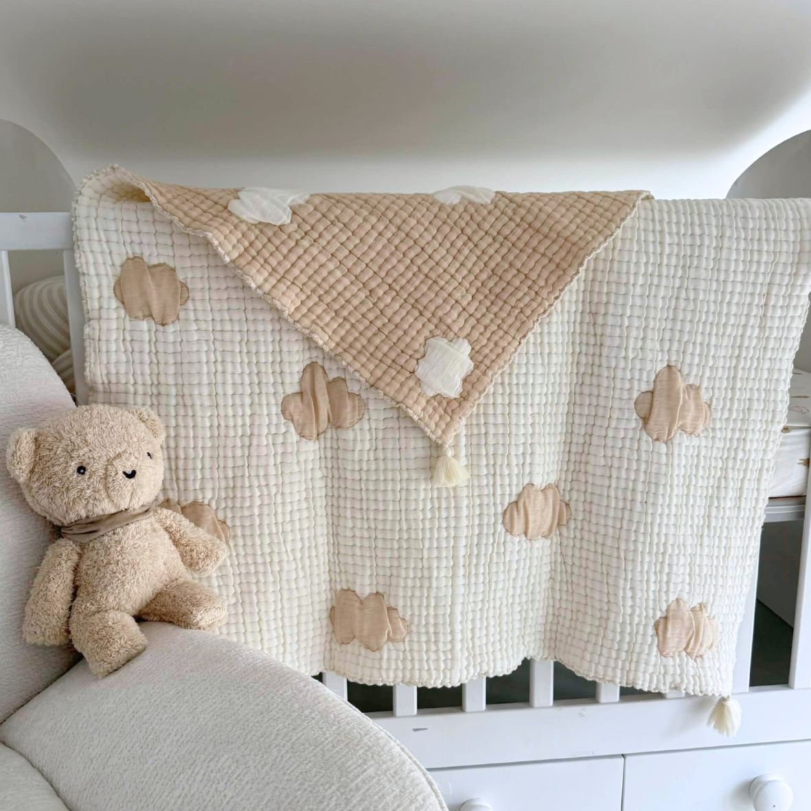 Couverture bébé mousseline matelassée – nuage beige en relief LA MARRAINE