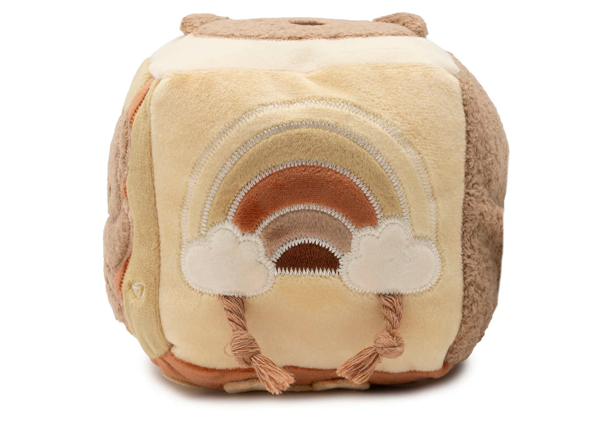 Cube d’activités bébé Kangourou avec miroir, grelots, tissu qui craque et figurines d’animaux. Stimule la motricité, l’éveil sensoriel et le jeu interactif.