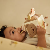 Cube d’activités bébé Kangourou avec miroir, grelots, tissu qui craque et figurines d’animaux. Stimule la motricité, l’éveil sensoriel et le jeu interactif.