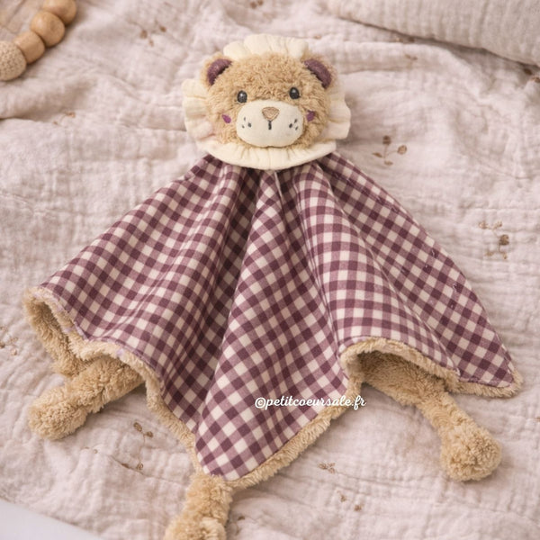 Doudou Lion Gala Cerise walking mum