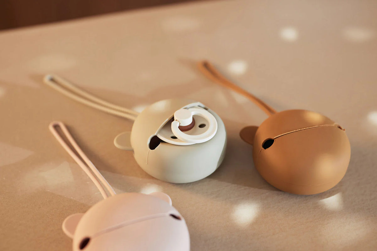 Étui à tétine en silicone sans BPA. Pratique, hygiénique et nomade, il protège la sucette de bébé en déplacement et s’accroche partout.