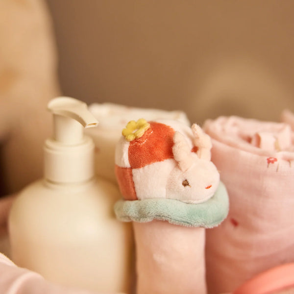 Hochet bébé coccinelle Pretty Picnic en bouclette et velours. Léger, doux et sonore, idéal pour l’éveil sensoriel dès la naissance.