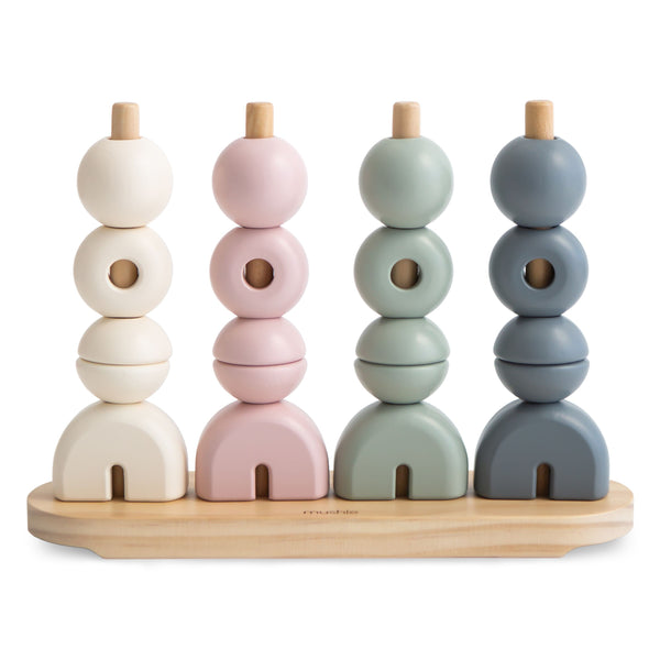 Découvrez le Multi Shape Stacker Mushie 🌈, un empileur en bois FSC aux couleurs douces pour apprendre les formes et développer la motricité dès 3 ans.