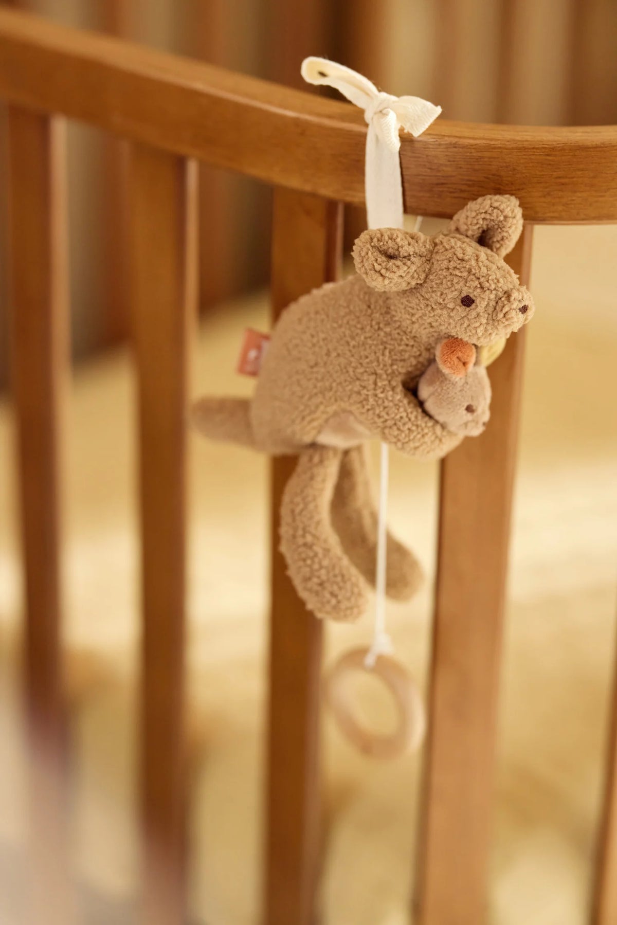 Peluche musicale Kangourou avec bébé dans la poche. Mélodie douce pour apaiser bébé et favoriser l’endormissement. Douce, sécurisée et réconfortante.