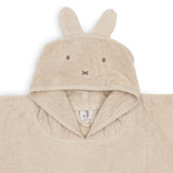 Poncho de bain bébé Miffy en éponge 100% coton. Idéal après le bain, la plage ou la piscine. Doux, absorbant et pratique.