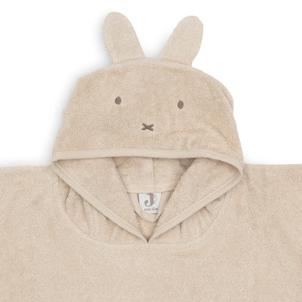 Poncho de bain bébé Miffy en éponge 100% coton. Idéal après le bain, la plage ou la piscine. Doux, absorbant et pratique.