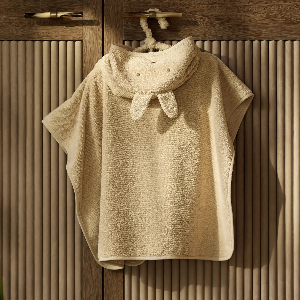 Poncho de bain bébé Miffy en éponge 100% coton. Idéal après le bain, la plage ou la piscine. Doux, absorbant et pratique.