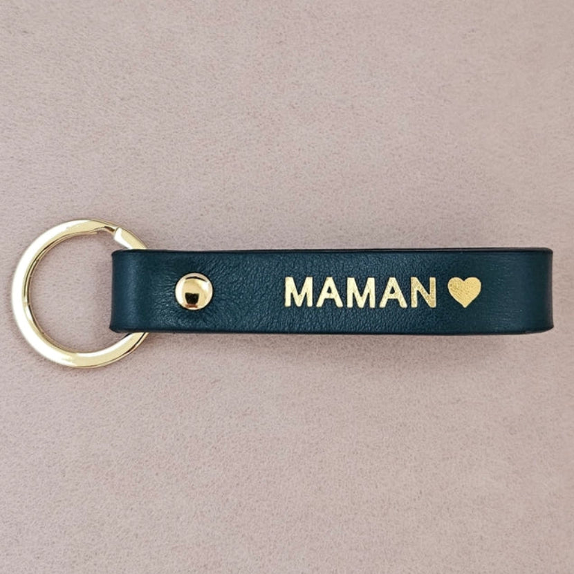 Porte-clé Maman vert en cuir double face avec cœur, bords cirés. Fabrication française. Cadeau papa élégant, durable et plein de sens.