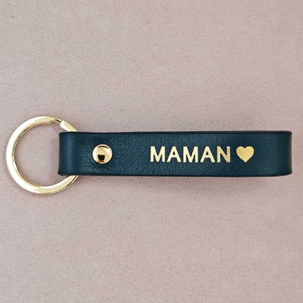 Porte-clé Maman vert en cuir double face avec cœur, bords cirés. Fabrication française. Cadeau papa élégant, durable et plein de sens.