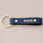 Porte-clé Papa en cuir bleul double face avec cœur, bords cirés. Fabrication française. Cadeau papa élégant, durable et plein de sens.