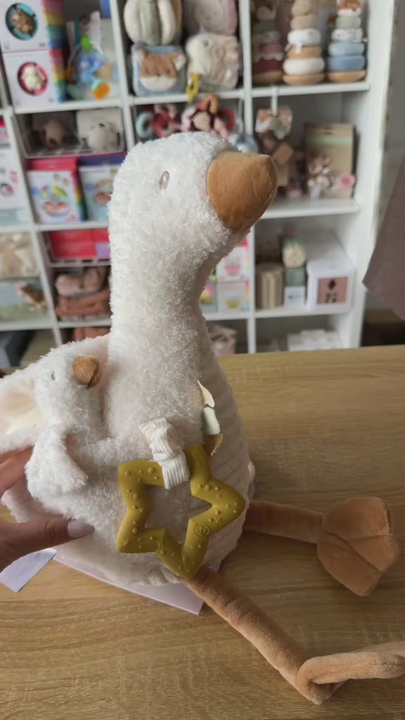 peluche d'activité pour l'éveil de bébé oie collection newborn little dutch boutique pour bébé petit coeur salé. Cadeau de naissance idéal pour l'éveil des petits