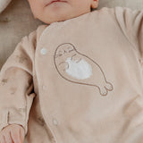 Pyjama bébé écru en velours avec broderie phoques NOUKIES