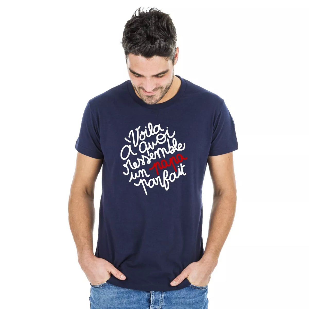 T-shirt bleu marine « Voilà à quoi ressemble un papa parfait » en coton biologique. Impression en France, doux et confortable. Idée cadeau papa originale