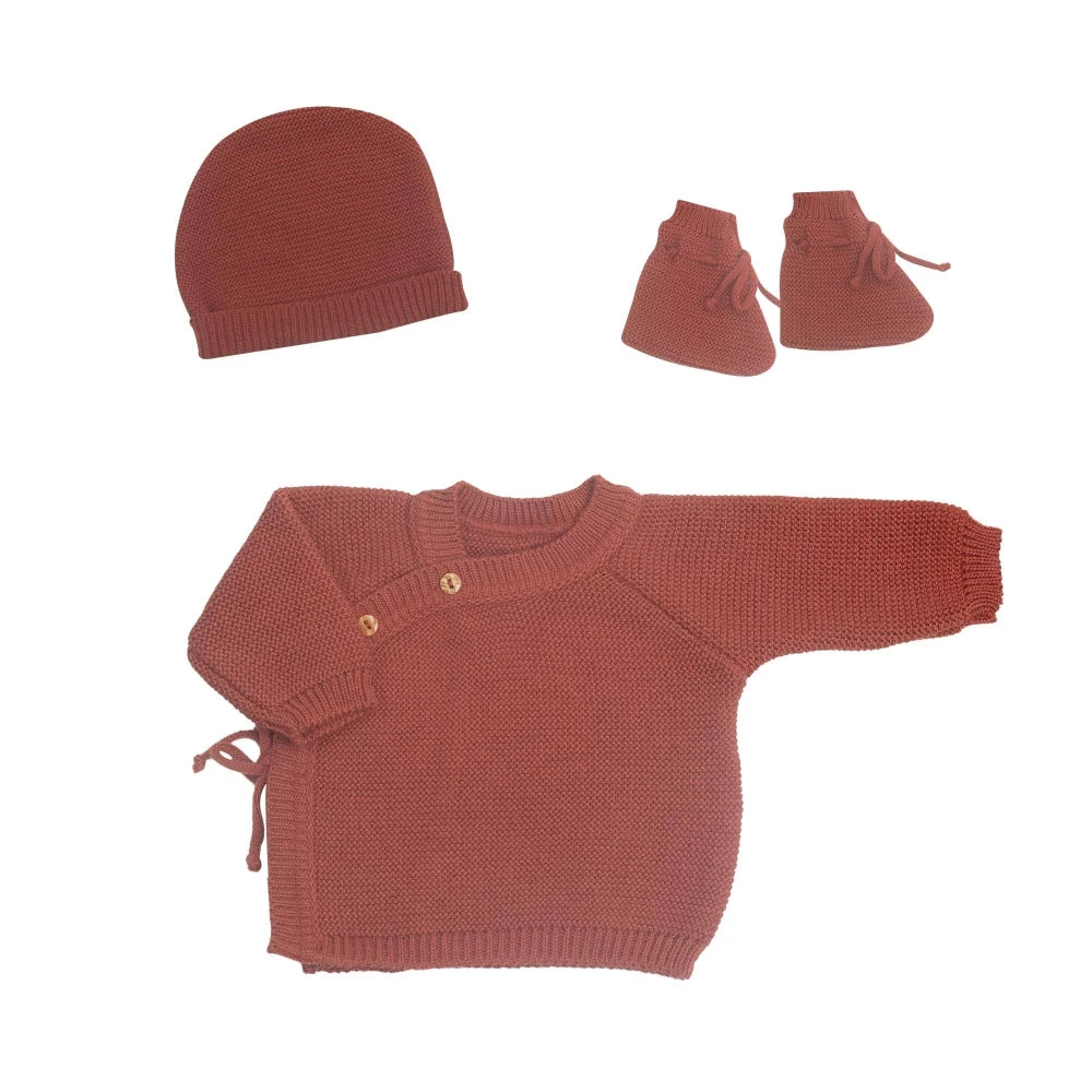 Ensemble trousseau de naissance 3 pièces terracotta (brassière, bonnet, chaussons). Doux, chaud et pratique, il est parfait pour la maternité. Fabrication européenne.