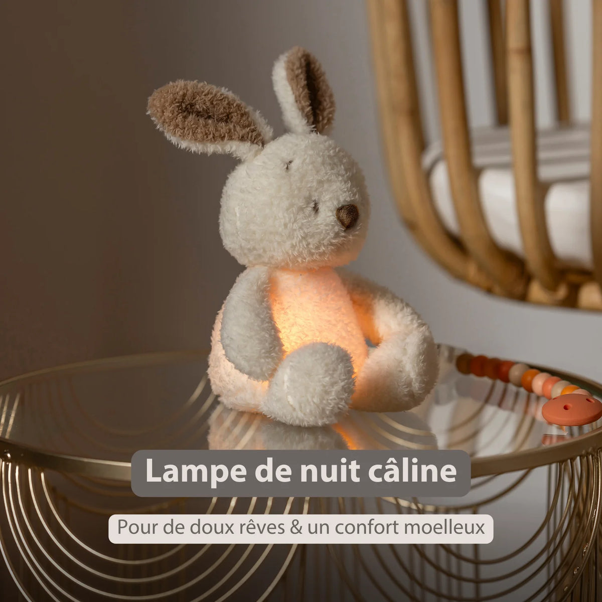 Veilleuse peluche lapin Teddy beige, douce et rassurante. Lumière à deux intensités, rechargeable USB et housse lavable. Parfaite pour apaiser bébé la nuit.