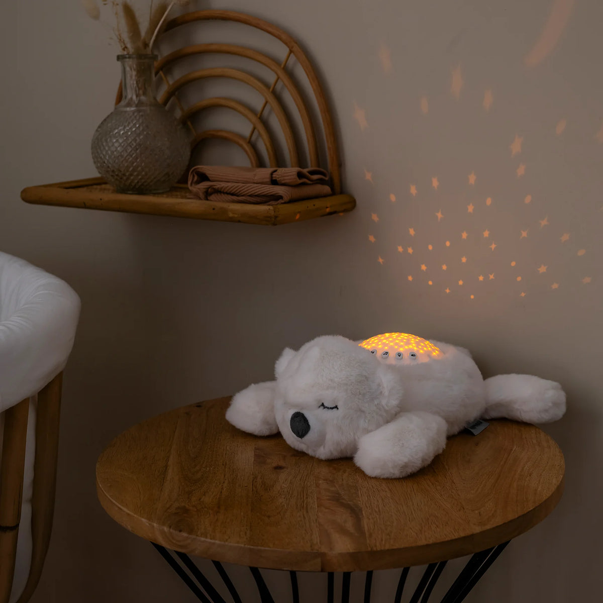 Veilleuse peluche ours polaire avec projection d’étoiles et sons apaisants. Timer 20 min, lumière douce et câline pour endormir bébé facilement.